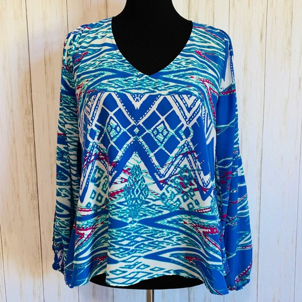 Lovers + Friends blue & white graphic open slit arm top size Medium